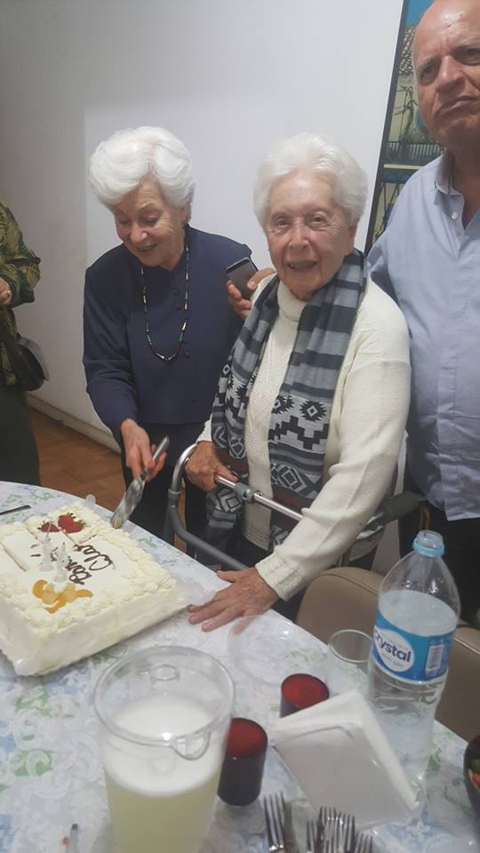 Clara Charf em frente ao bolo de seus 92 anos