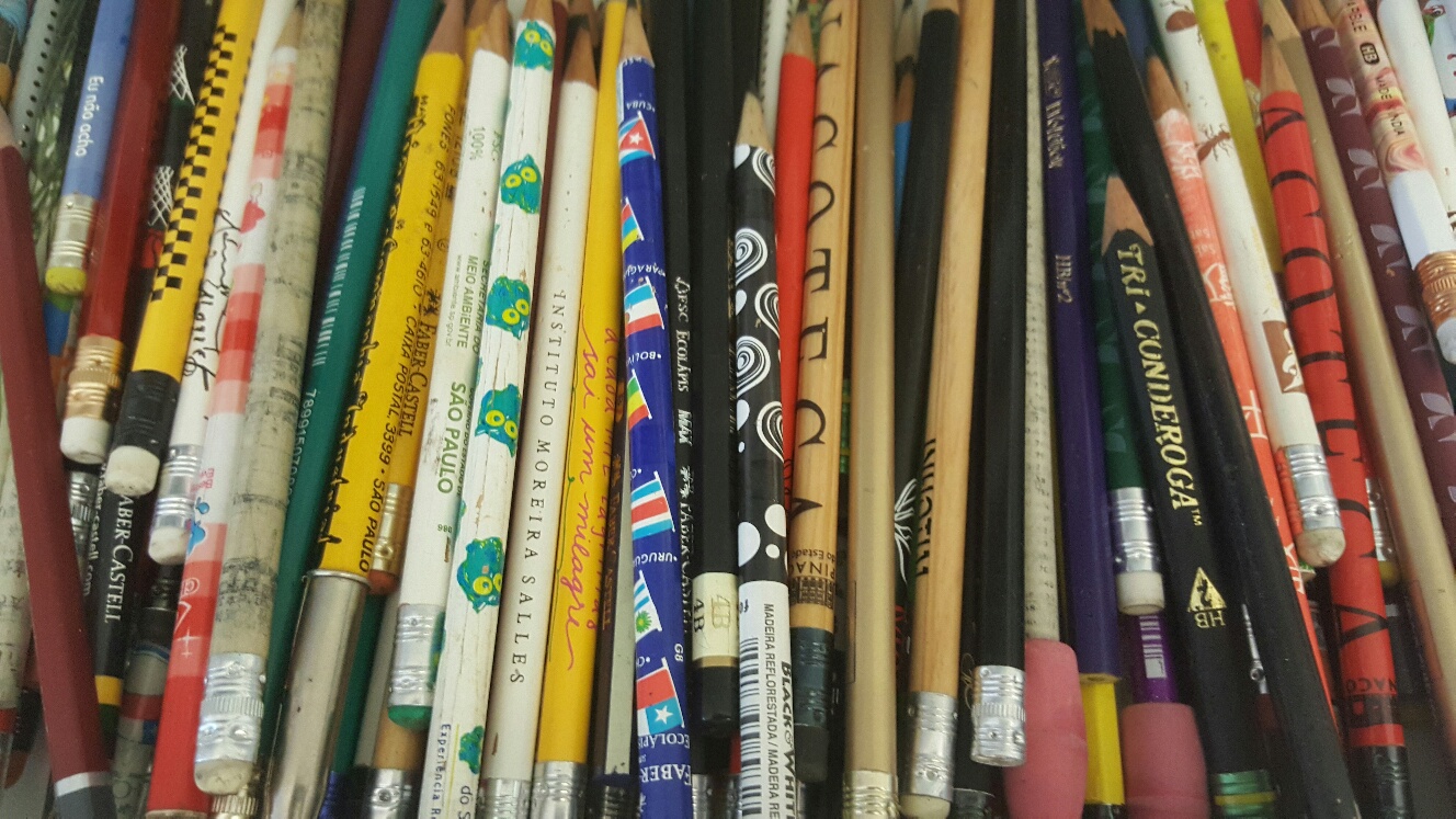 mais de 50 lápis