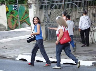 Maria Angélica Lemos com câmera de vídeo