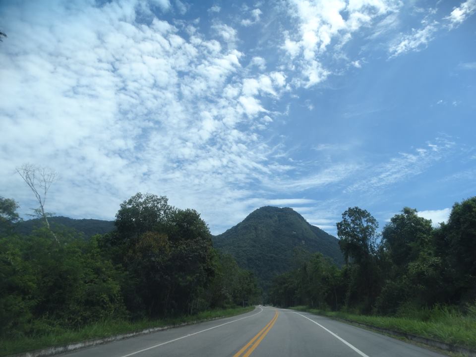 Estrada vazia com montanha ao fundo
