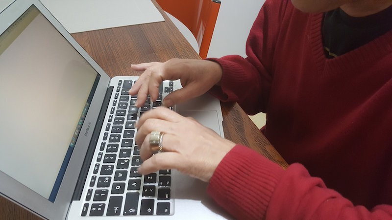 mãos no teclado de computador